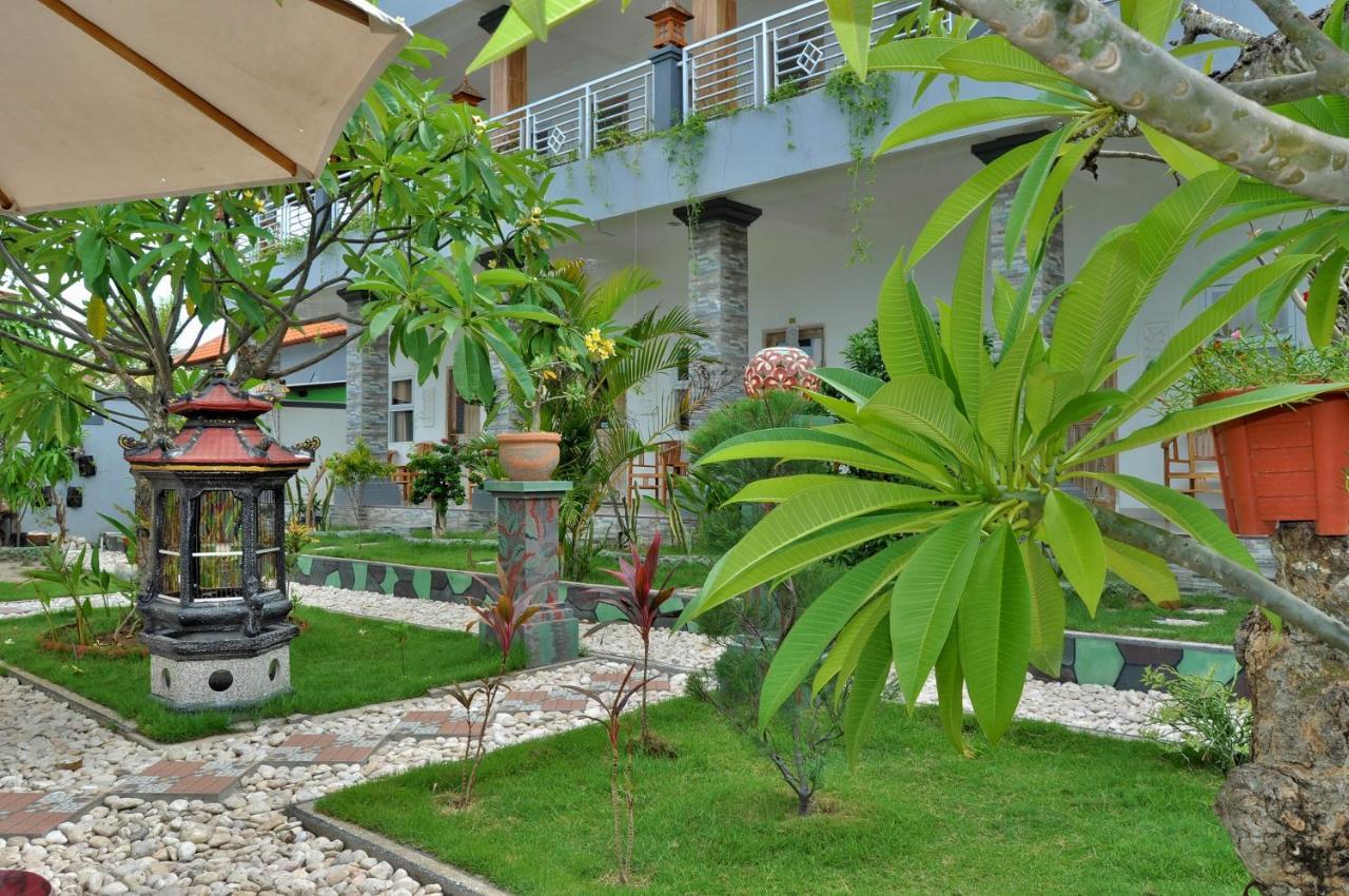 Cemara'S Beach Homestay Batununggul Exterior photo