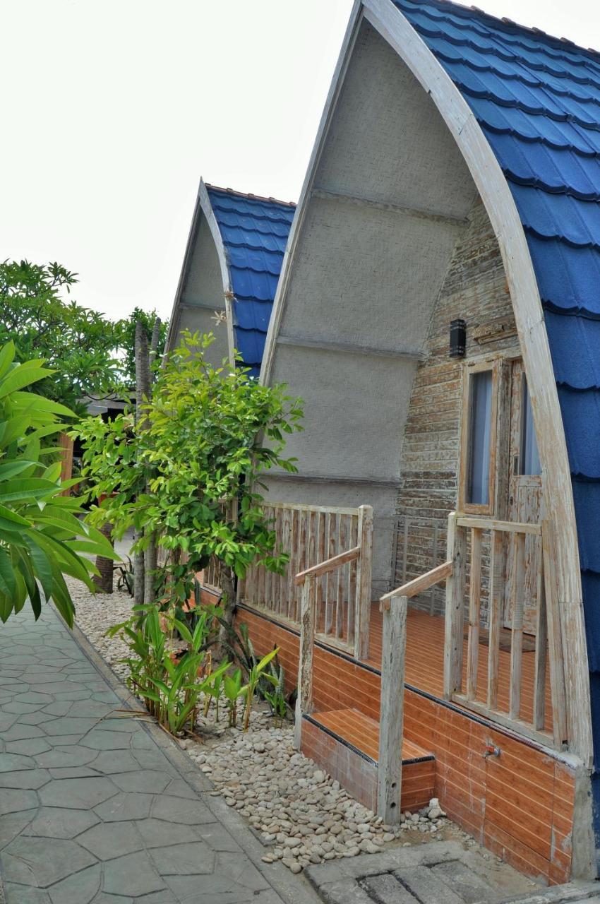 Cemara'S Beach Homestay Batununggul Exterior photo